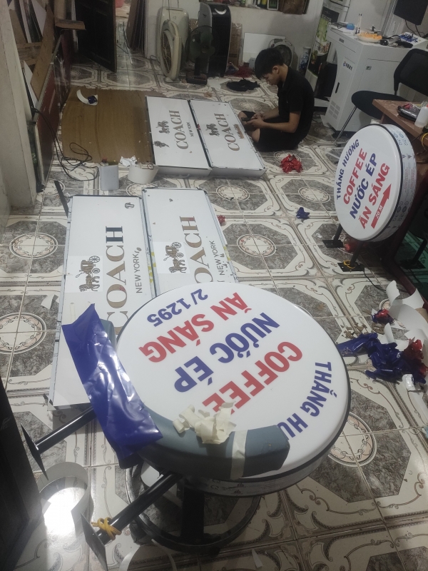 LÀM BIỂN HÚT NỔI ĐÈN LED