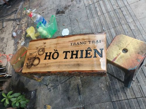 Biển quảng cáo bằng gỗ thân cây