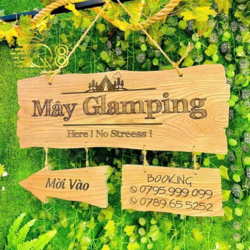 Biển chỉ dẫn bằng gỗ