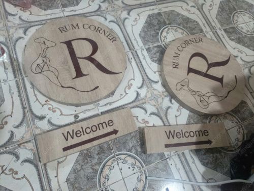 Biển chỉ dẫn cửa hàng bằng gỗ