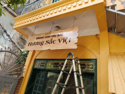 Biển gỗ quảng cáo treo xích