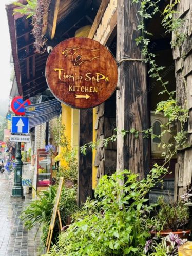 Biển gỗ treo dây thừng đèn led