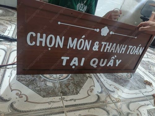 Biển gỗ treo dây thừng