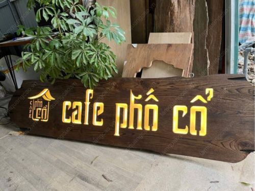 Biển quảng cáo bằng gỗ sáng đèn