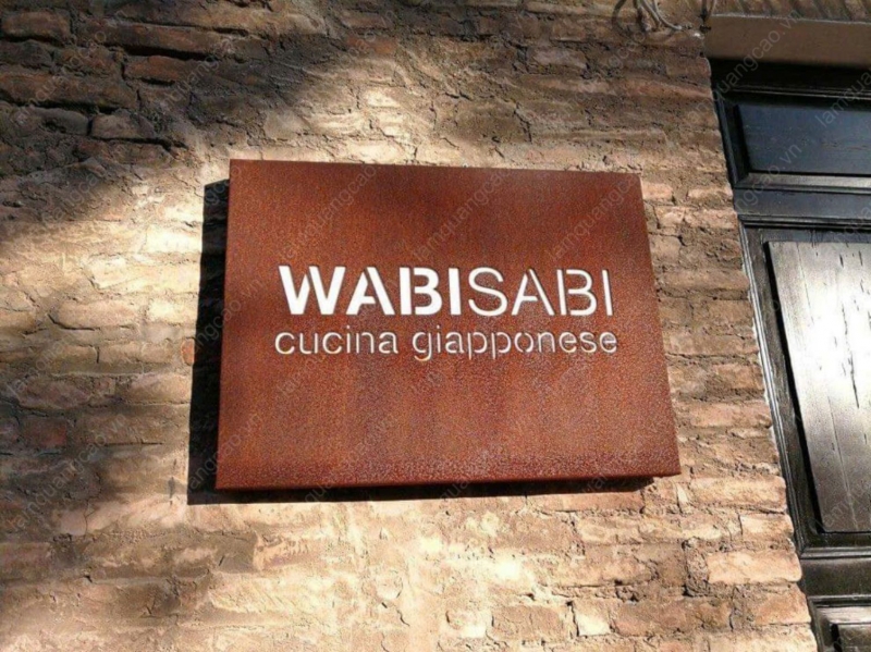 Biển quảng cáo sắt rỉ