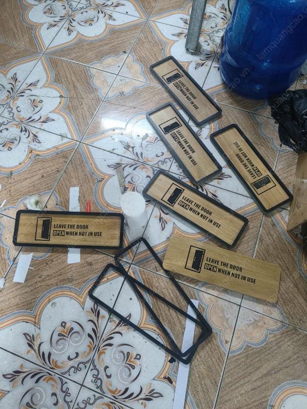 Làm biển tên phòng bằng gỗ