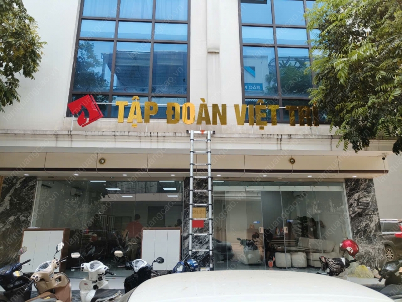 Treo lắp thi công biển hiệu quảng cáo