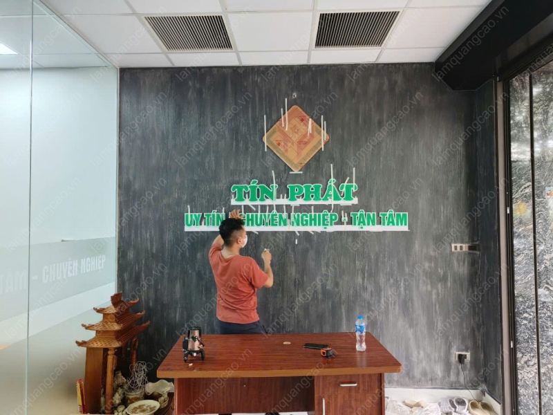 Treo logo công ty mica